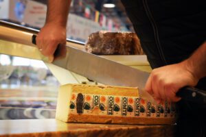 comté-aop-epinal-marché-vosges-fromager
